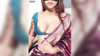 Horny Aunty Removing Her Blouse Slowly Seducing Me On Camera
