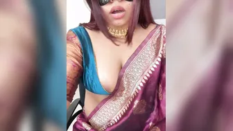 Horny Aunty Removing Her Blouse Slowly Seducing Me On Camera
