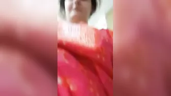 Mature Pakistani Aunty Flaunting Her Huge Natural Boobs