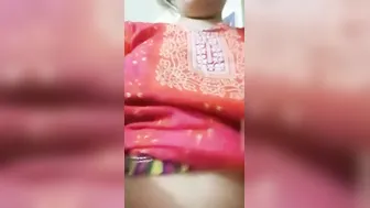 Mature Pakistani Aunty Flaunting Her Huge Natural Boobs