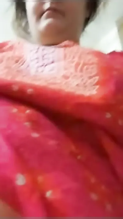 Mature Pakistani Aunty Flaunting Her Huge Natural Boobs