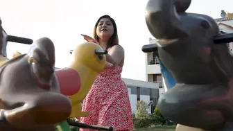 Horny Aunty Showing Off Her Wet Cleavage Navel And Bare Back