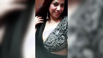 Desi Aunty Showing Off Her Massive Cleavage In Tight Saree