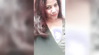 Desi Aunty Showing Off Her Massive Cleavage In Tight Saree