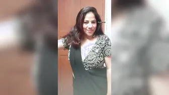 Desi Aunty Showing Off Her Massive Cleavage In Tight Saree