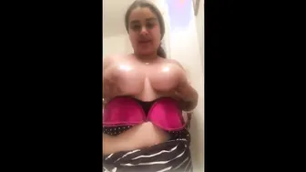 Desi Aunty Revealing Her Juicy Big Boobs On Camera For Lover
