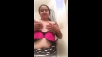 Desi Aunty Revealing Her Juicy Big Boobs On Camera For Lover