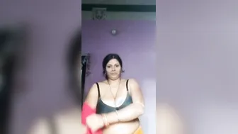 Desi Married Aunty Exposing Her Big Tits And Shaved Pussy For Me