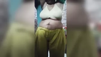 Giving My Desi Aunty A Bath And Fucking Her Wet Body Afterward