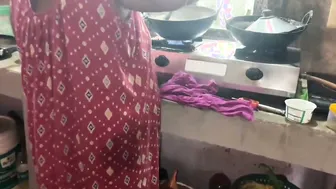 Getting Intimate With Sexy Aunty In Kitchen While Cooking Together
