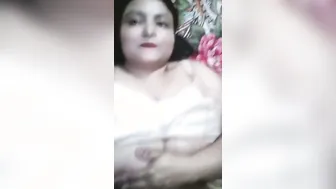 Married Woman Using Filter App While Exposing Her Massive Boobs