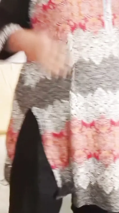 Pakistani Aunty Showing Off Her Gorgeous Body For The Camera
