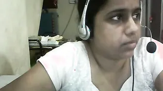 Married Aunty From North India Stripping On Cam To Make Cash