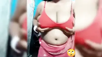 Desi Aunty Flashing Her Huge Natural Boobs For The Camera