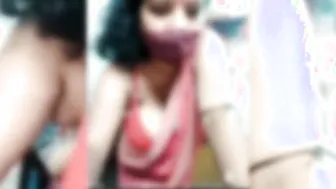 Desi Aunty Flashing Her Huge Natural Boobs For The Camera