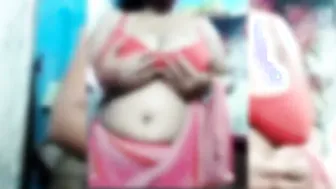 Desi Aunty Flashing Her Huge Natural Boobs For The Camera
