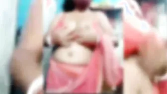 Desi Aunty Flashing Her Huge Natural Boobs For The Camera