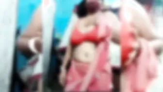 Desi Aunty Flashing Her Huge Natural Boobs For The Camera