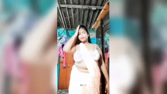 Horny Tamil Aunty Dancing Naked Showing Her Curves At Home