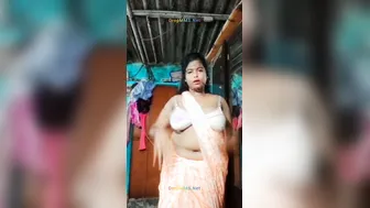 Horny Tamil Aunty Dancing Naked Showing Her Curves At Home