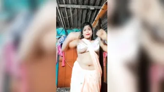 Horny Tamil Aunty Dancing Naked Showing Her Curves At Home