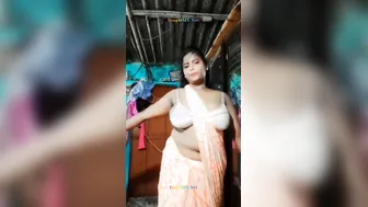 Horny Tamil Aunty Dancing Naked Showing Her Curves At Home