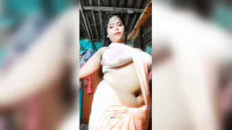 Horny Tamil Aunty Dancing Naked Showing Her Curves At Home