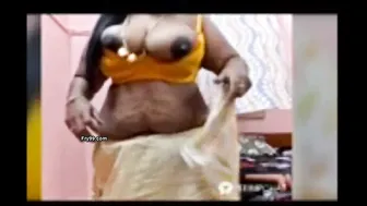 Tamil Aunty Showing Big Boobs On Cam While Talking So Dirty