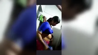 Desi Aunty Caught Changing Saree Exposing Her Body To Peeping
