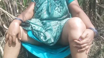 Tamil Aunty Fingering Herself In Sugarcane Field Hiding Away