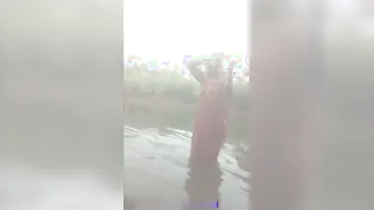 Desi Aunty Bathing Naked In Pond Before Getting Fucked Outdoor