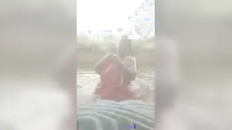 Desi Aunty Bathing Naked In Pond Before Getting Fucked Outdoor