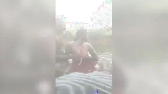 Desi Aunty Bathing Naked In Pond Before Getting Fucked Outdoor