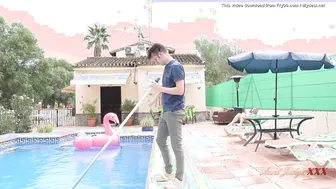 Thick Bhabhi Seducing Pool Boy Sucking And Riding Him Poolside