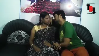 Telugu Aunty In Sleeveless Blouse Seducing Guy With Her Body