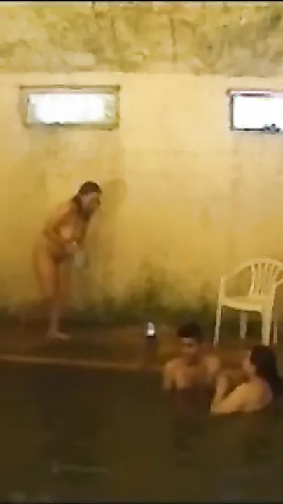 Group sex clip between many gals and lads in swimming pool