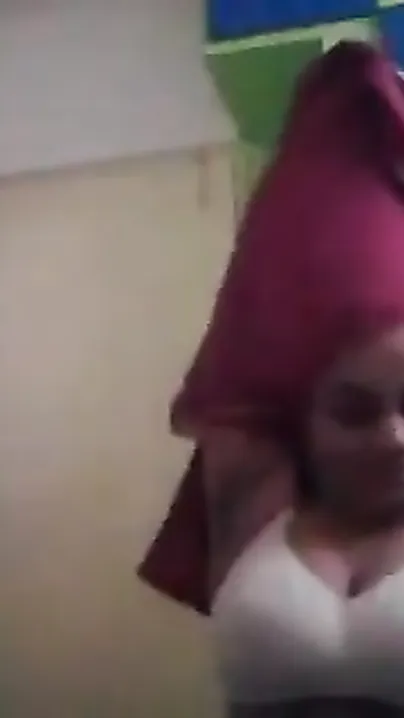 Cumbrous aunty disrobes and have a fun a naughty livecam chat with her bf