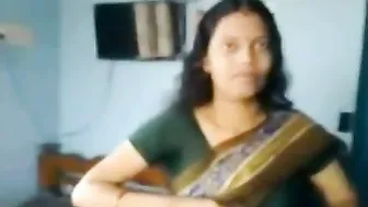 Desi bhabhi enjoys a quick home sex session with her horny spouse