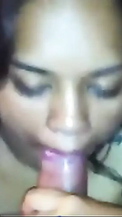 Dilettante college gal gives a irrumation to her bf