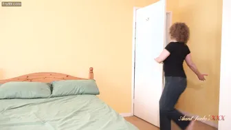 Horny Indian Milf Seducing Worker Getting Fucked In Her House