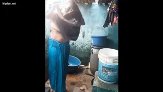 Married Aunty Bathing Naked Caught On Hidden Camera Alone