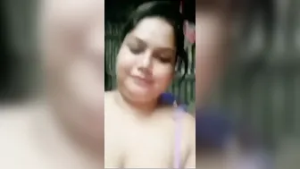 Village Aunty Revealing Her Huge Melons While Bathing Outside