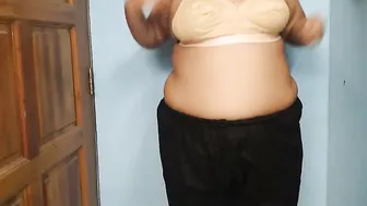 Curvy Bhabhi Stripping Naked During Live Sale From Her Home