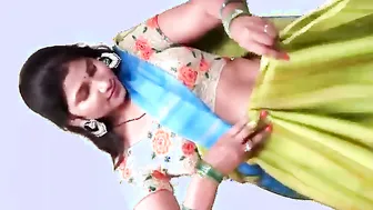 Village Aunty Wearing Saree Showing Her Sexy Navel Teasing Fans