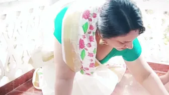 Kerala Aunty Showing Her Huge Boobs And Belly In Saree For Me