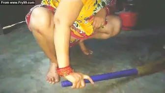 Sweeping Aunty Getting Seduced And Fucked In Empty Apartment