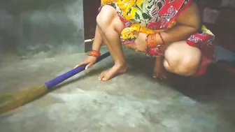 Sweeping Aunty Getting Seduced And Fucked In Empty Apartment