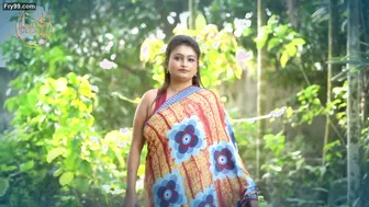 Married Woman Flaunting Thick Body In Saree Before Stripping