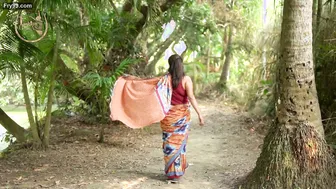 Married Woman Flaunting Thick Body In Saree Before Stripping