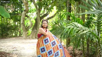 Married Woman Flaunting Thick Body In Saree Before Stripping